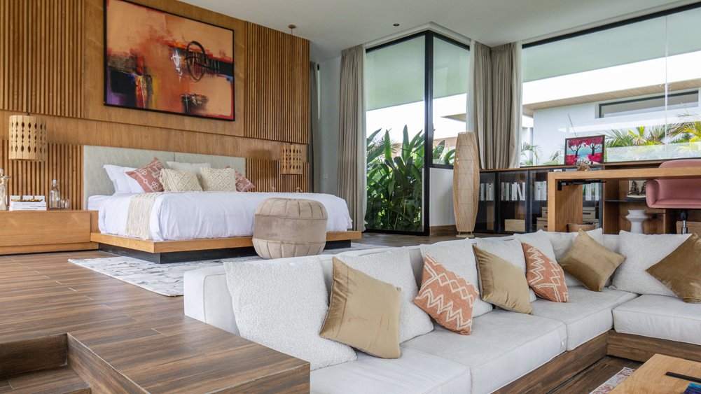 Villa Norbu - Spacious and relaxing master bedroom